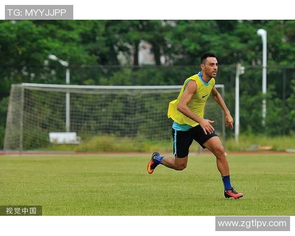 重庆篮球队在邀请赛中以81分高居积分榜首位展现强劲实力